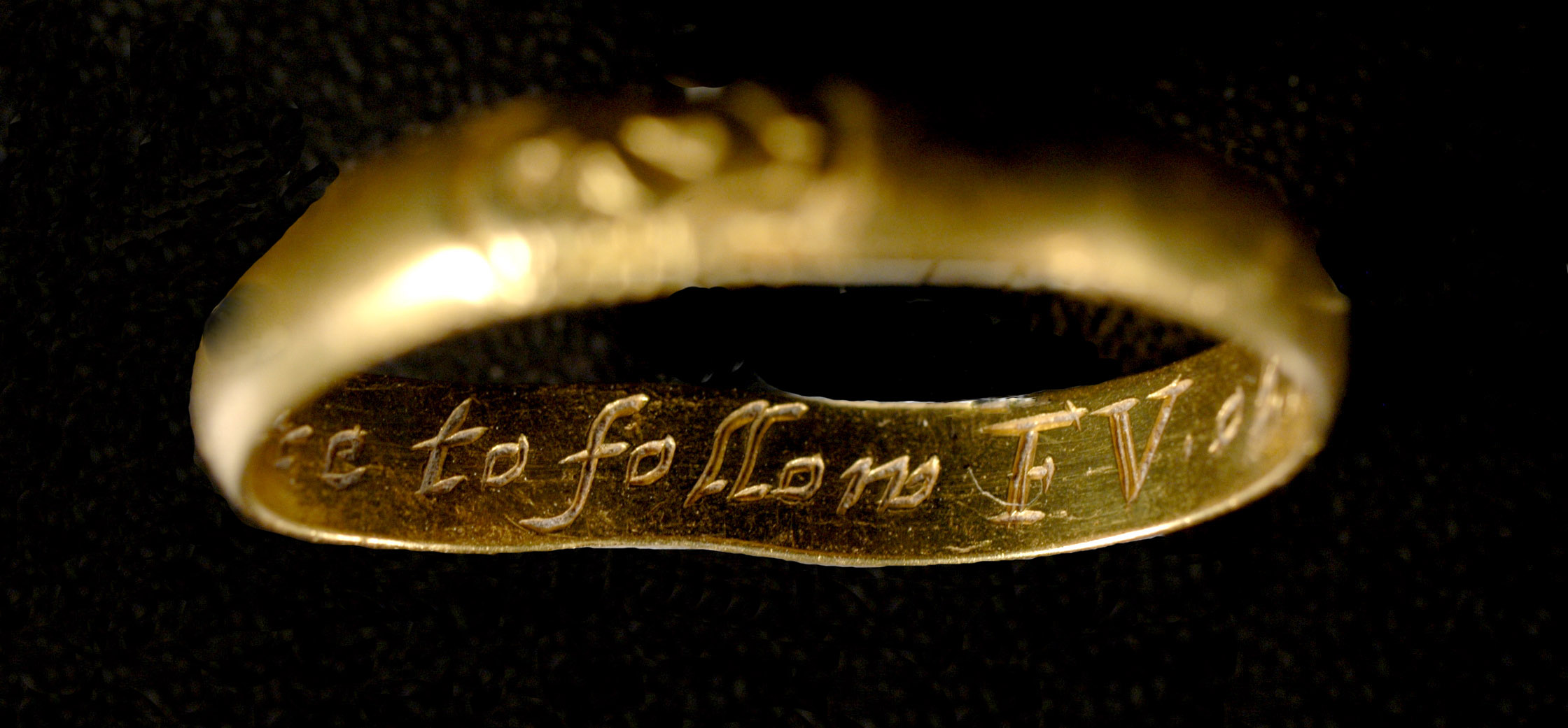 Mourning ring inscription detail